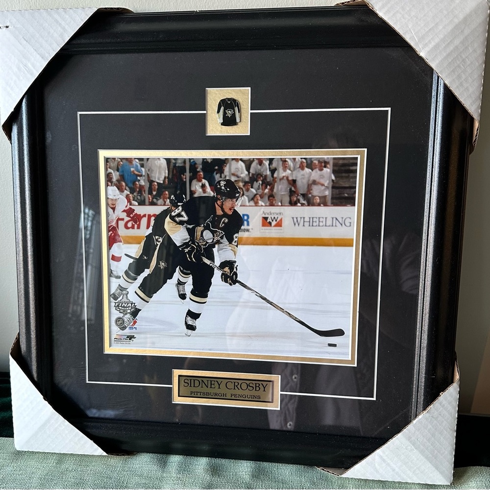 New framed Sidney Crosby Pittsburgh Penguins photo print with upper framed pin. - Picture 1 of 6